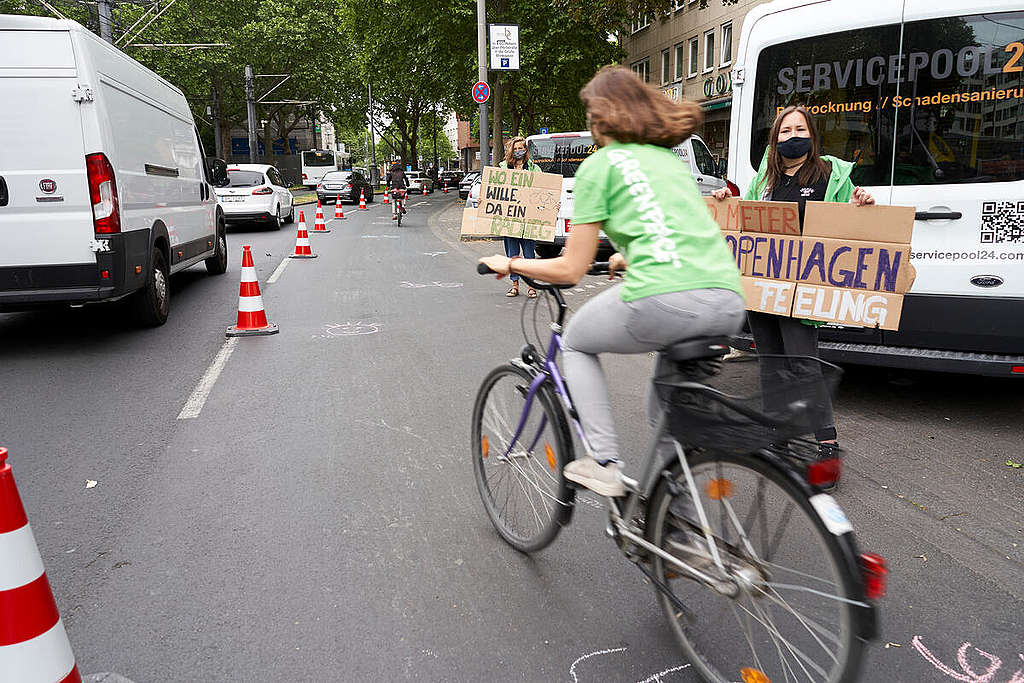 Group Action Day with Pop-Up Bike Lane in Cologne. © Anne Barth / Greenpeace