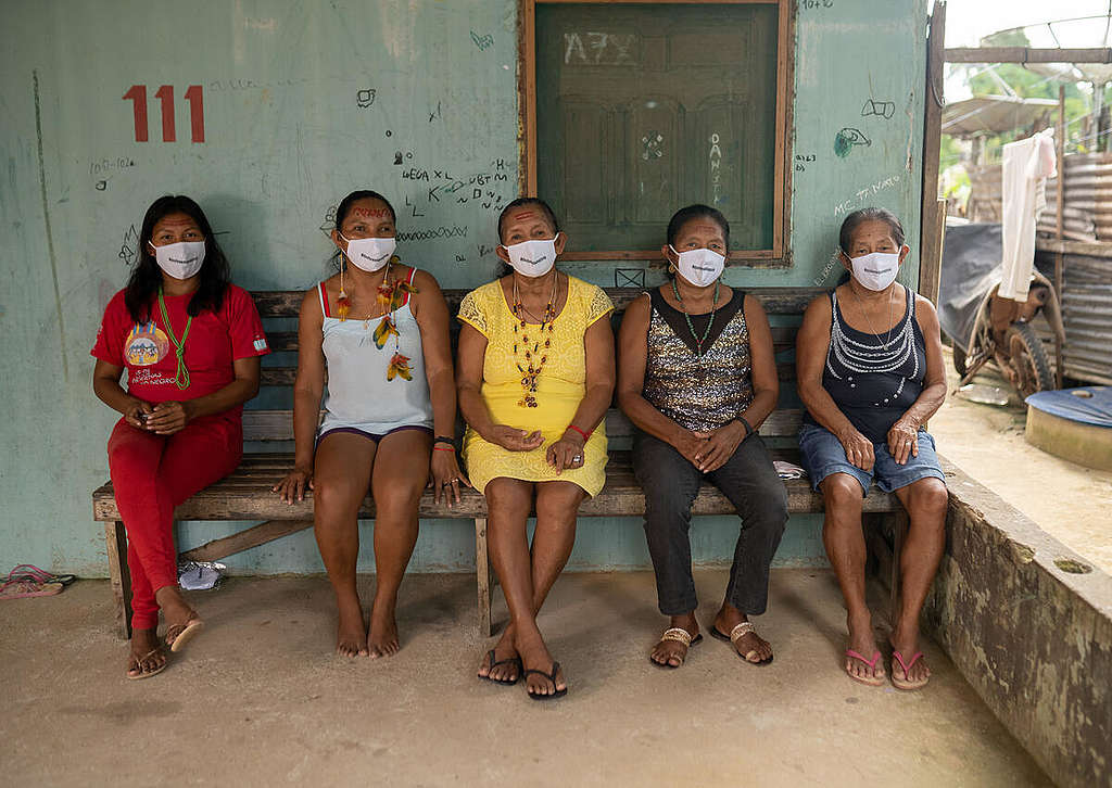 Women are producing masks to prevent the spread of COVID-19 among Indigenous Peoples in São Gabriel da Cachoeira, Amazonas, Brazil  © Christian Braga / Greenpeace