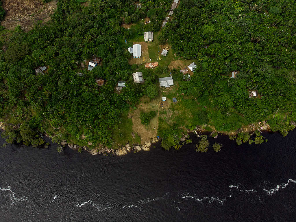 The Dâw People Community (population, 140) in front of the city of São Gabriel da Cachoeira. © Christian Braga / Greenpeace