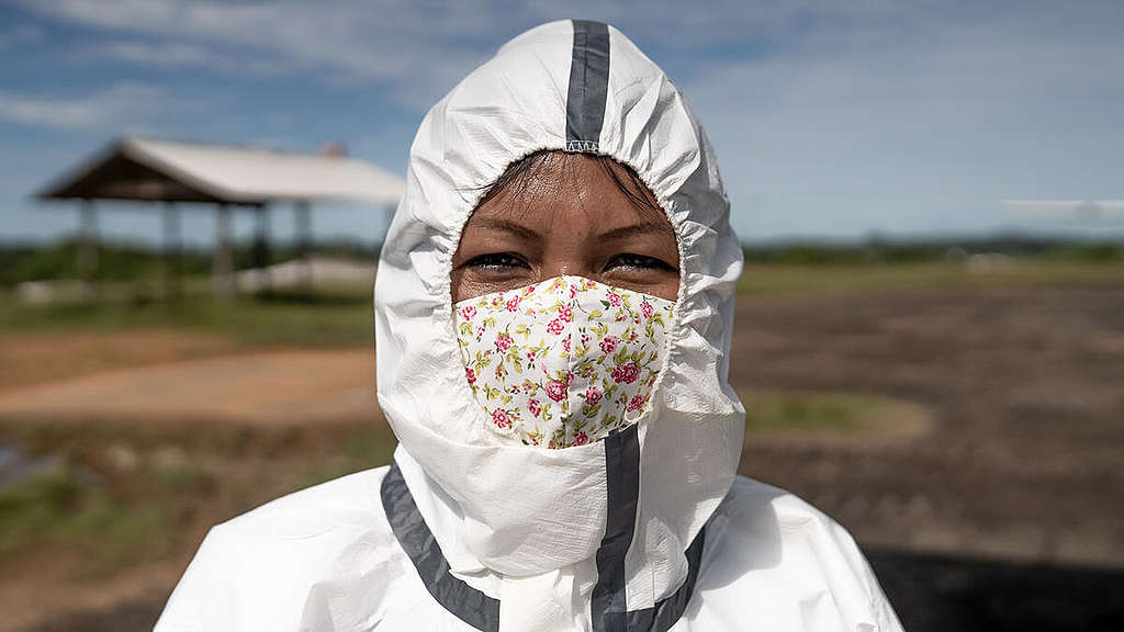 Janete Alves, from the Desana people, accompanied a Greenpeace flight to deliver the masks and hygiene and protection supplies to the Upper Rio Negro community © Christian Braga / Greenpeace