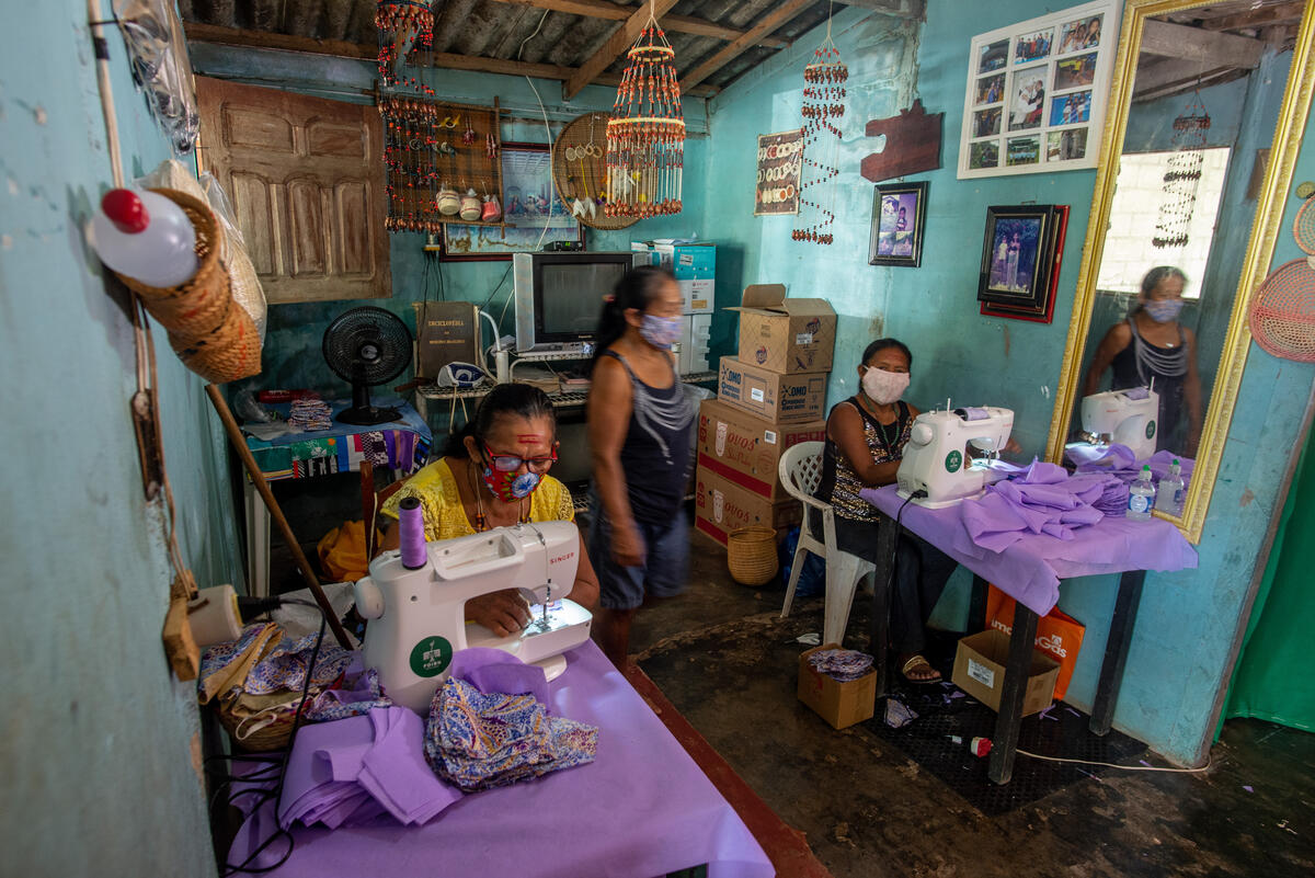 Indigenous women manufacture masks to avoid the spreading of the coronavirus Covid-19 amongst Indigenous Peoples in the Alto Rio Negro region, in São Gabriel da Cachoeira, Amazonas, Brazil. © Christian Braga / Greenpeace