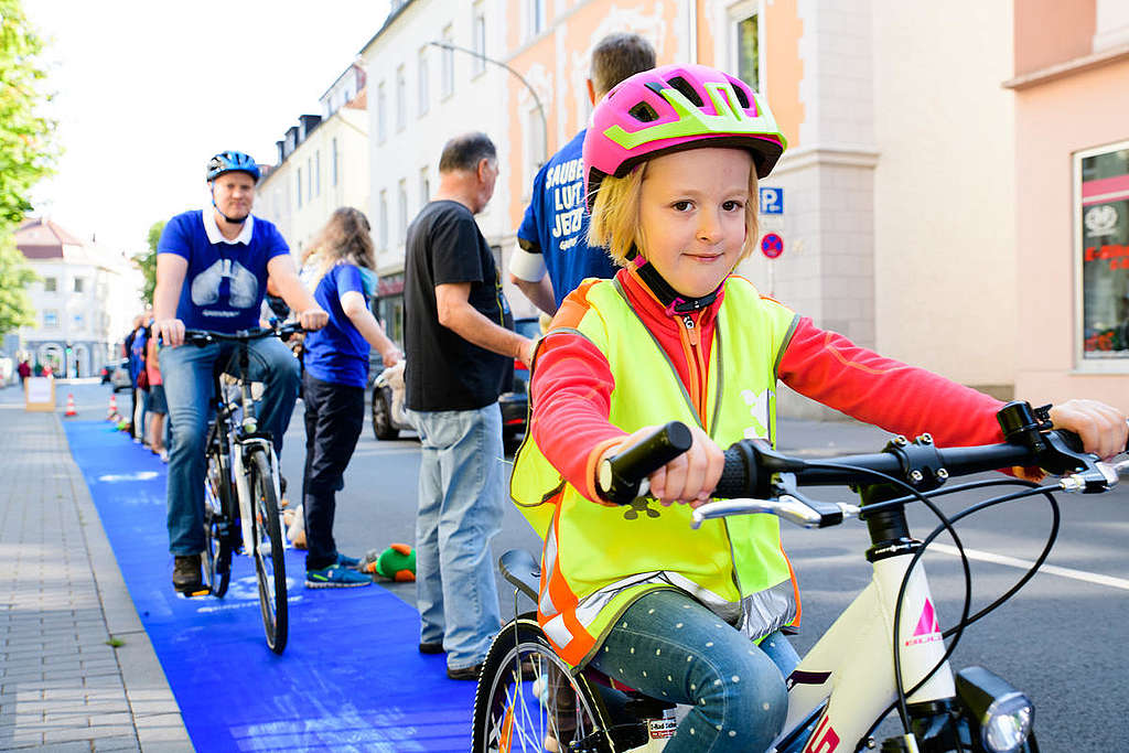 Volunteers and activists are protesting in Paderborn. With a human chain and a blue carpet, they are demonstrating how a safe bike lane could look like.