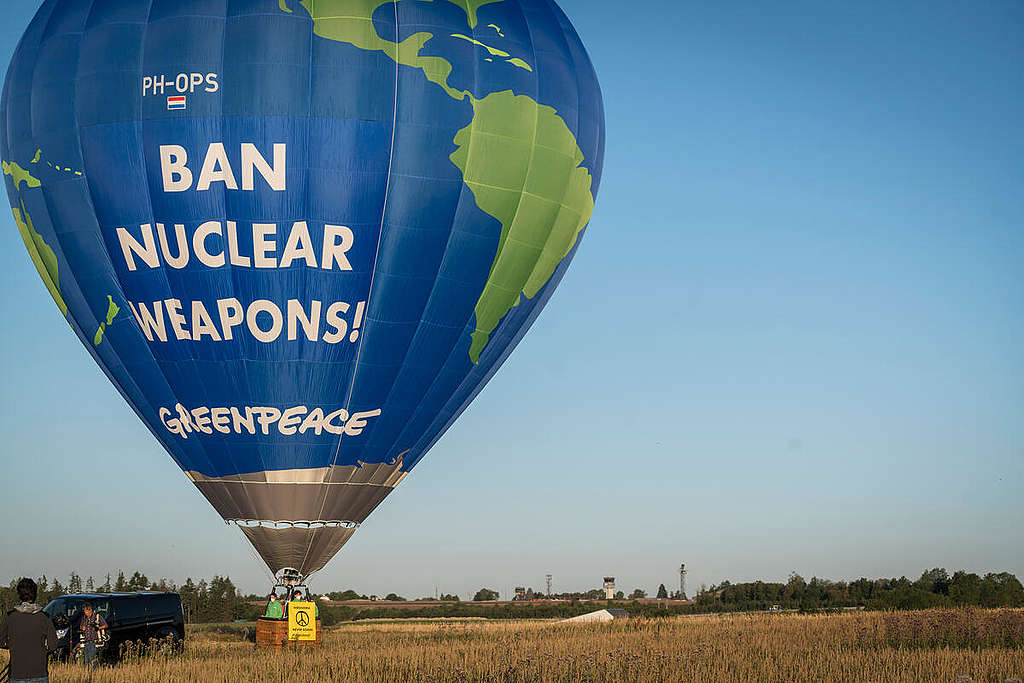 Protest with Hot Air Balloon against Nuclear Weapons in Büchel. © Bernd Lauter / Greenpeace