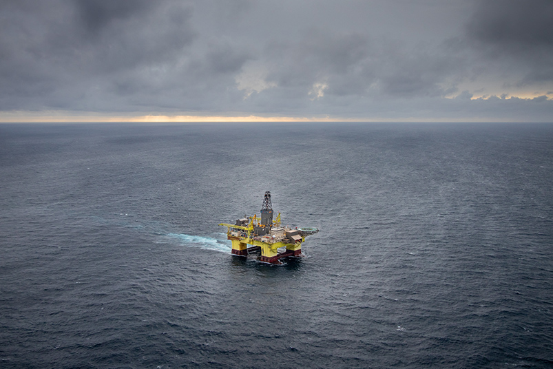 OMV oil rig approaching the Taranaki Coast