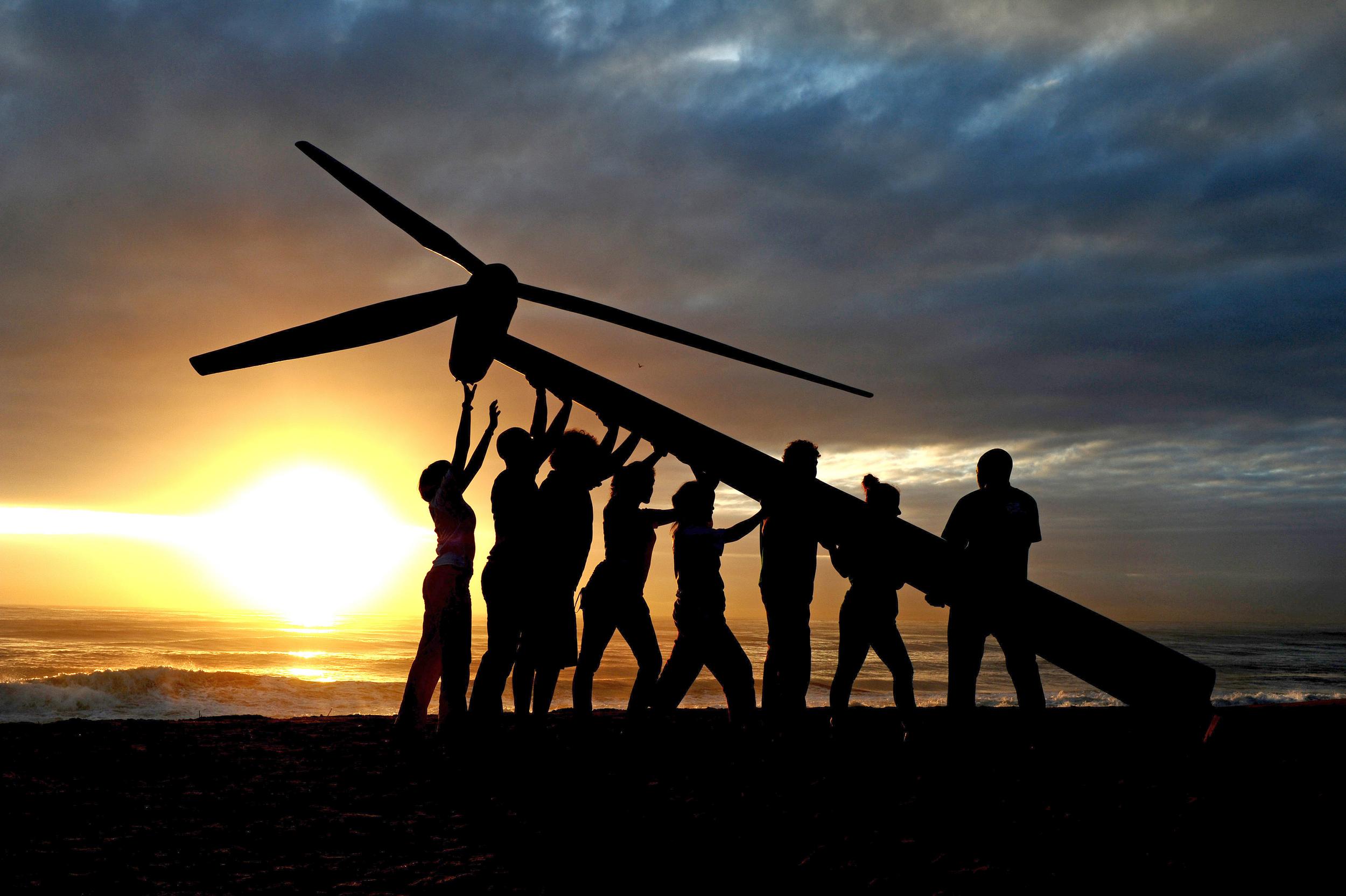 Raising a Wind Turbine in Durban Raising a Wind Turbine in Durban
