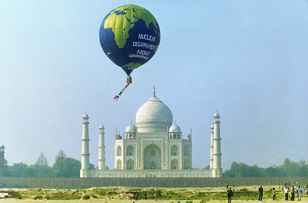 Nuclear Testing Action at Taj Mahal in India. © Greenpeace / Steve Morgan