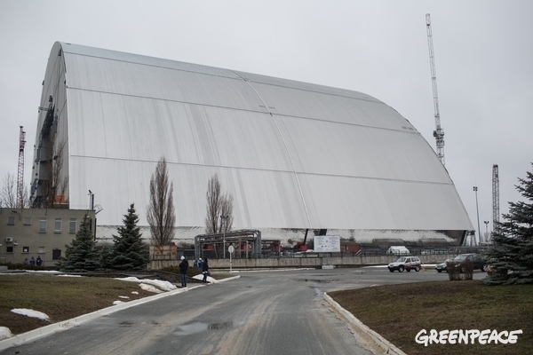 The new giant sarcophagus to enclose the wrecked reactor.  © Denis Sinyakov / Greenpeace