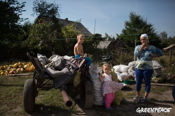 Family with potato cart in Ukraine.  © Denis Sinyakov / Greenpeace