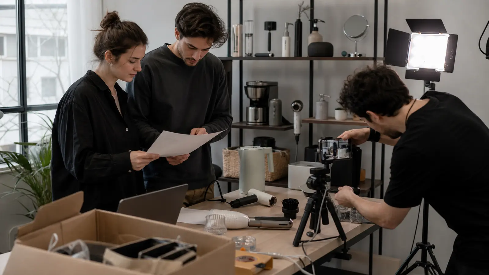 Ein markenfreies Social-Commerce-Studio mit generischen Haushalts- und Beauty-Produkten, Kamera, Licht und Teambriefing.