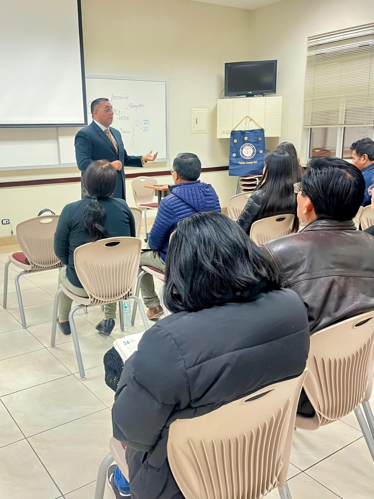 Puede ser una imagen de 7 personas y personas estudiando