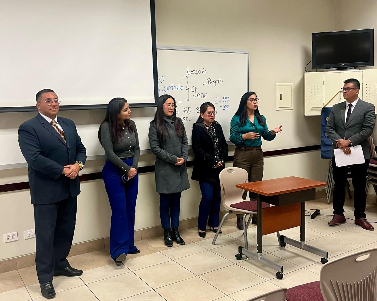 Puede ser una imagen de 6 personas y personas estudiando