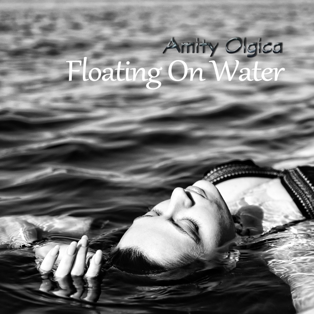 Couverture de Floating on Water