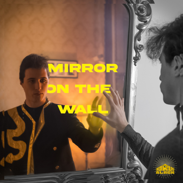 Couverture de Mirror On The Wall