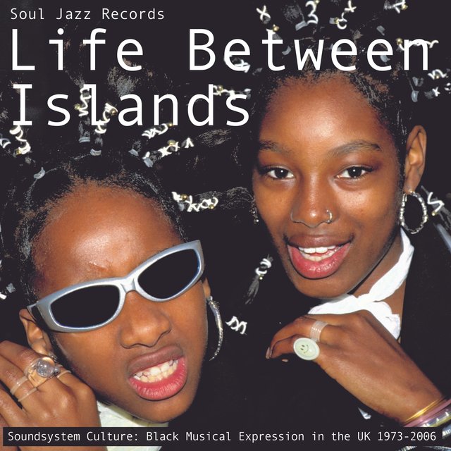 Couverture de Soul Jazz Records presents LIFE BETWEEN ISLANDS - Soundsystem Culture: Black Musical Expression in the UK 1973-2006