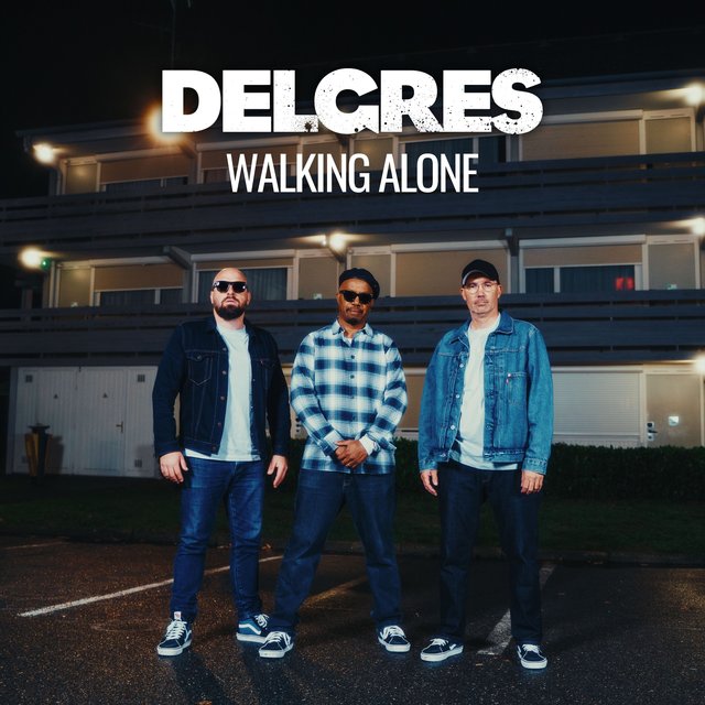 Couverture de Walking Alone