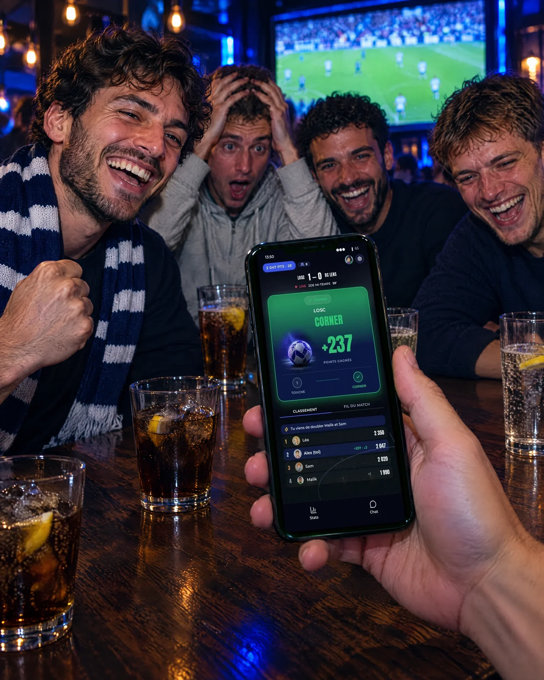 Dans un bar pendant un match, une main tend un téléphone affichant l'écran live Winble : LOSC 1-0 RC Lens, touché, corner +237 et le classement de la ligue ; derrière, quatre potes réagissent, l'un fier, un autre les mains sur la tête