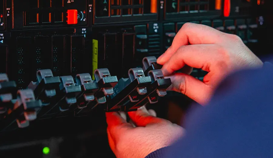 Técnico da Adentro trabalhando em servidores do data center