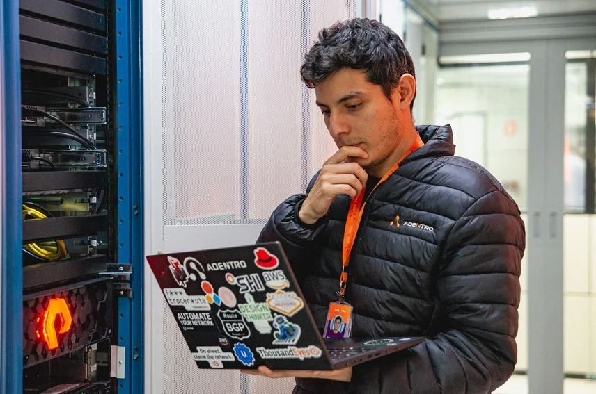 Especialista da Adentro analisando a rede no notebook