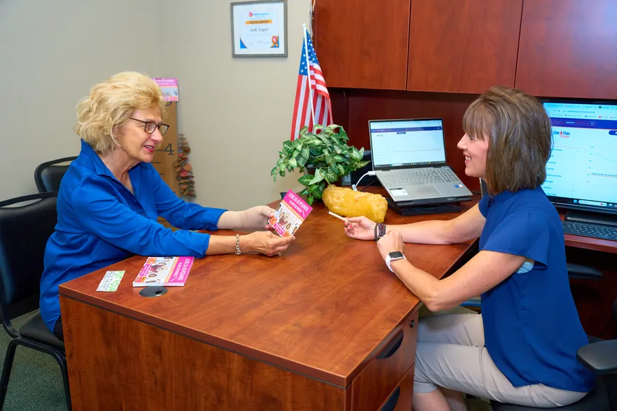 Jodi Yager coaching a patient through the weight management program