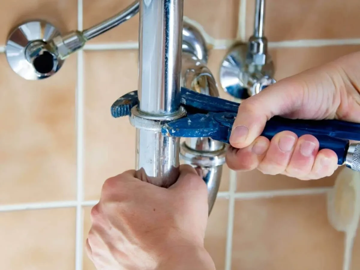Plumber fixes faucet for BauBau