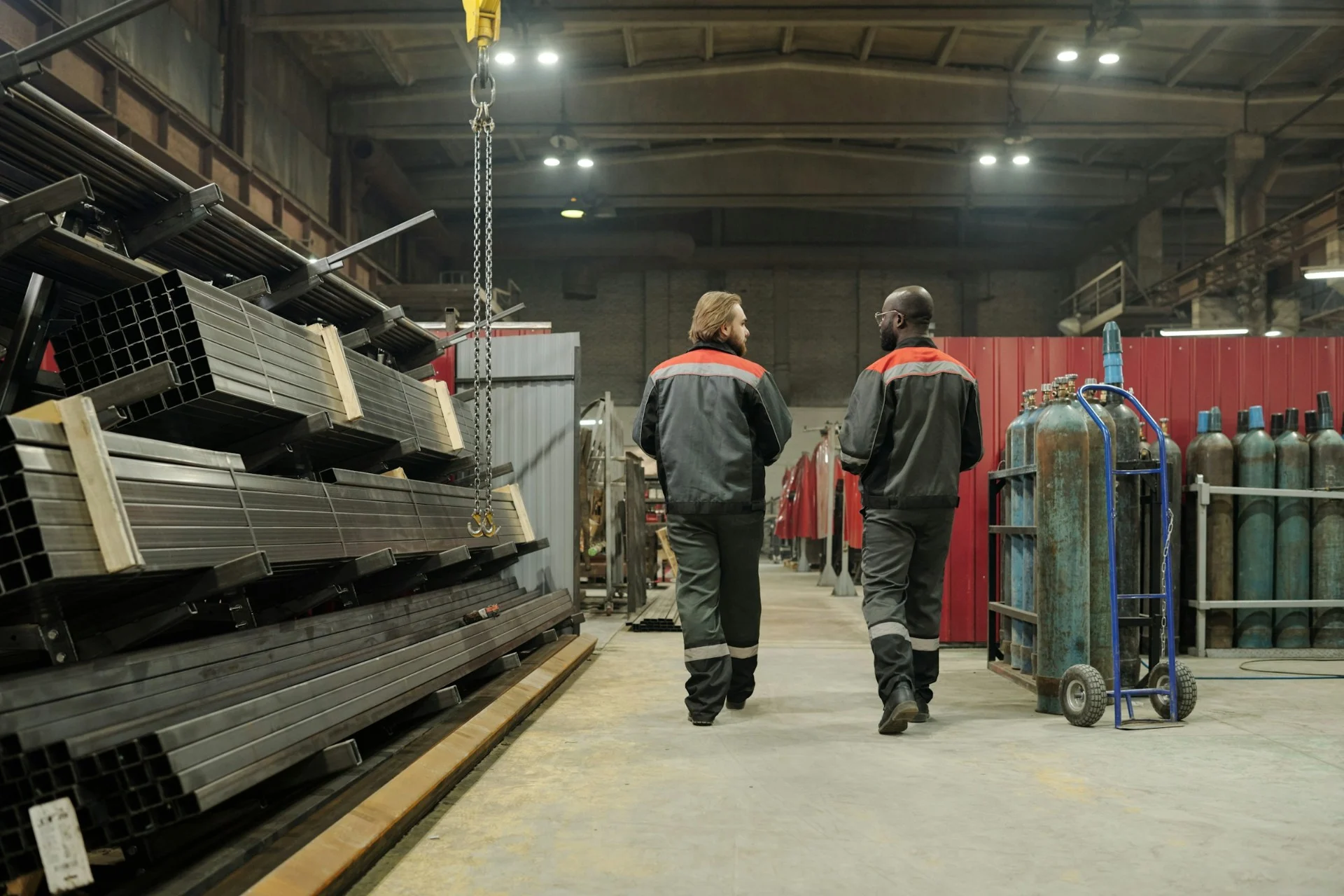 Productiemedewerkers die over de fabrieksvloer lopen met apparatuur