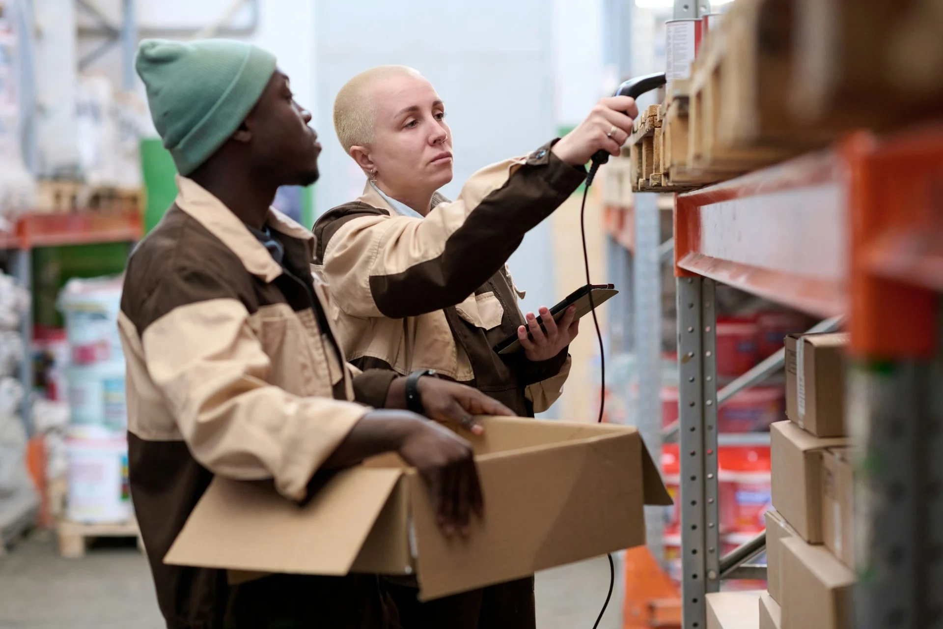 Magazijnmedewerkers die voorraad scannen en distributie beheren