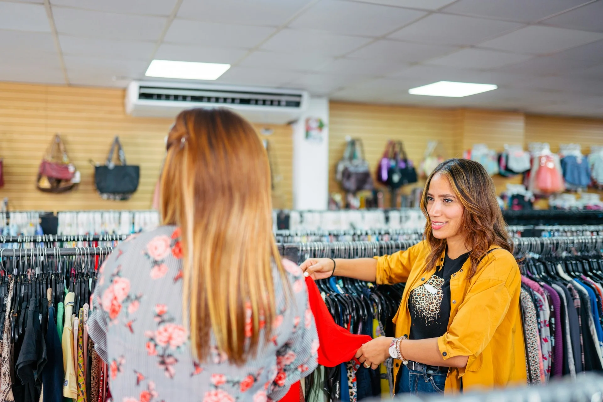 Winkelmedewerker die klant helpt met productselectie in de winkel