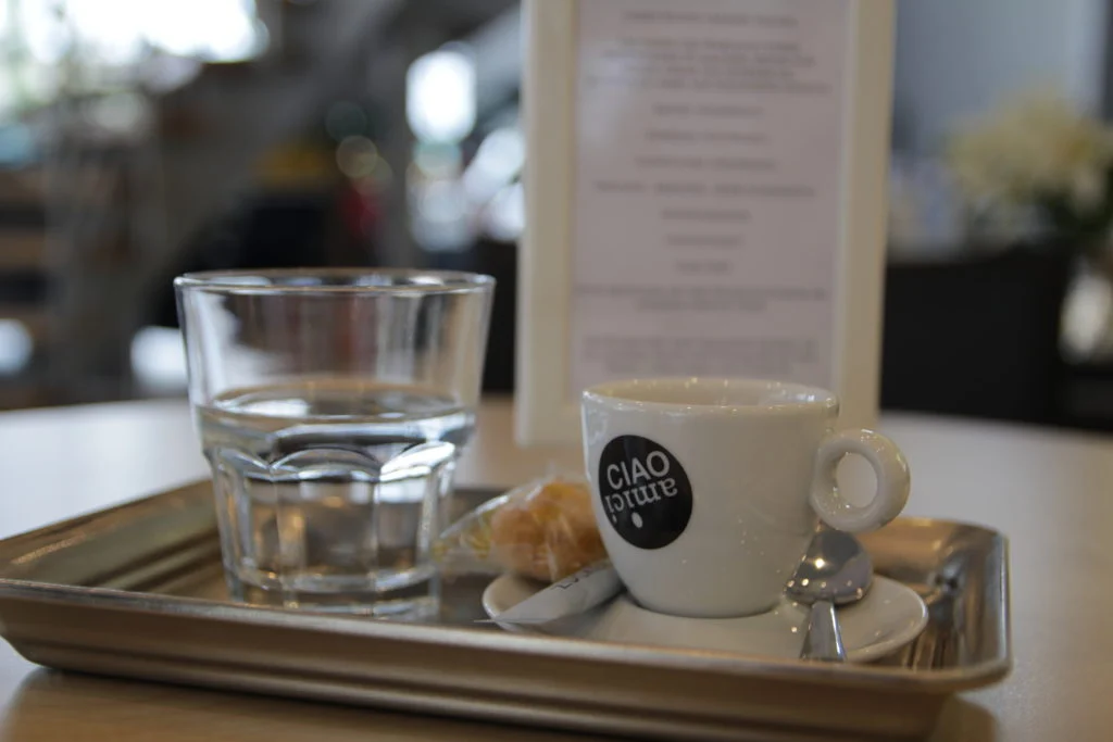 Kaffee und Wasser im Kundenwartebereich des Autohauses Rummel