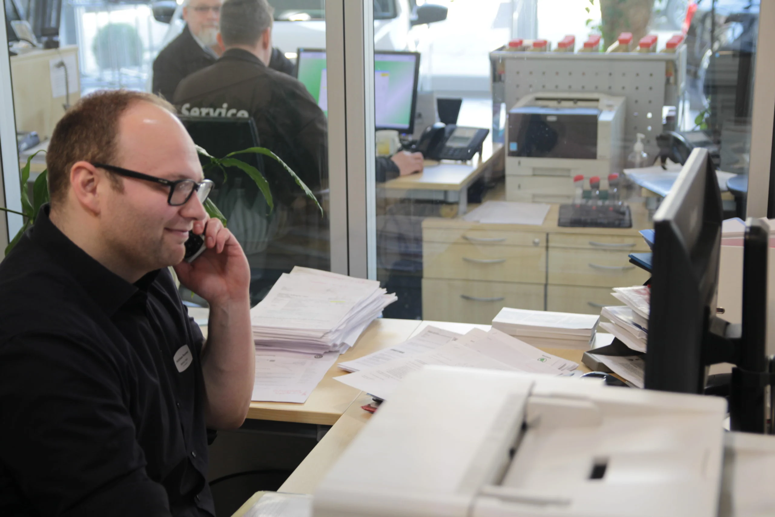 Mitarbeiter des Autohauses Rummel bei der telefonischen Serviceberatung