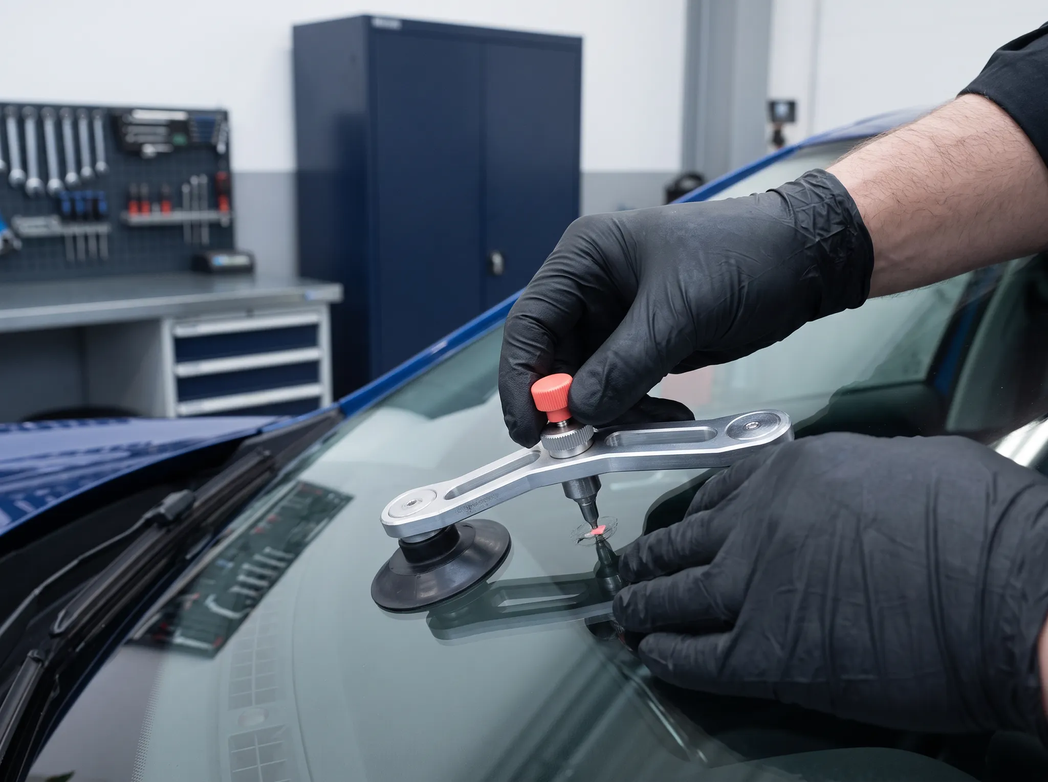 Professionelle Reparatur eines Steinschlags in einer Windschutzscheibe