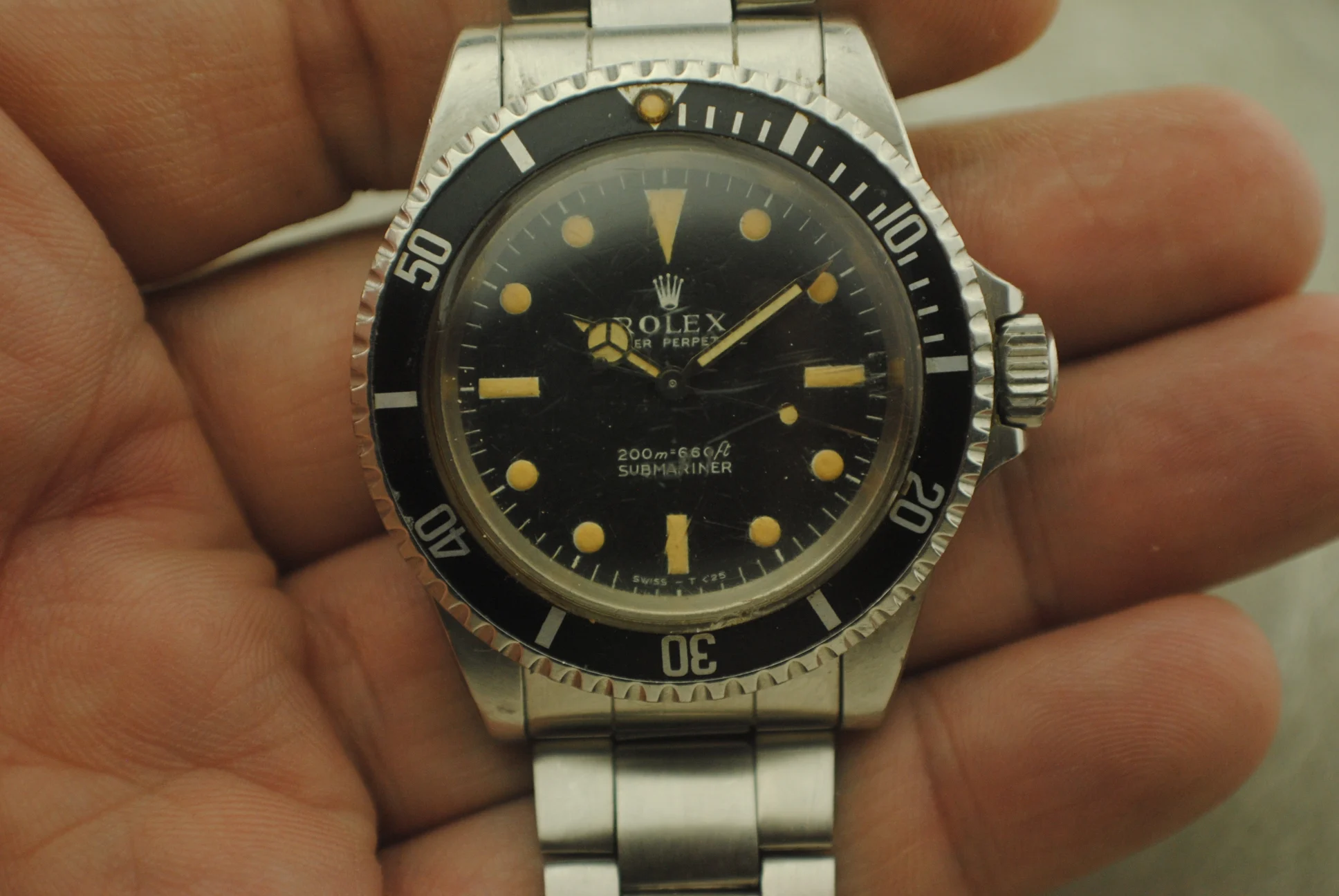Alternate crystal-on front view of the Rolex Submariner 5513 showing its dial, hands and bezel insert