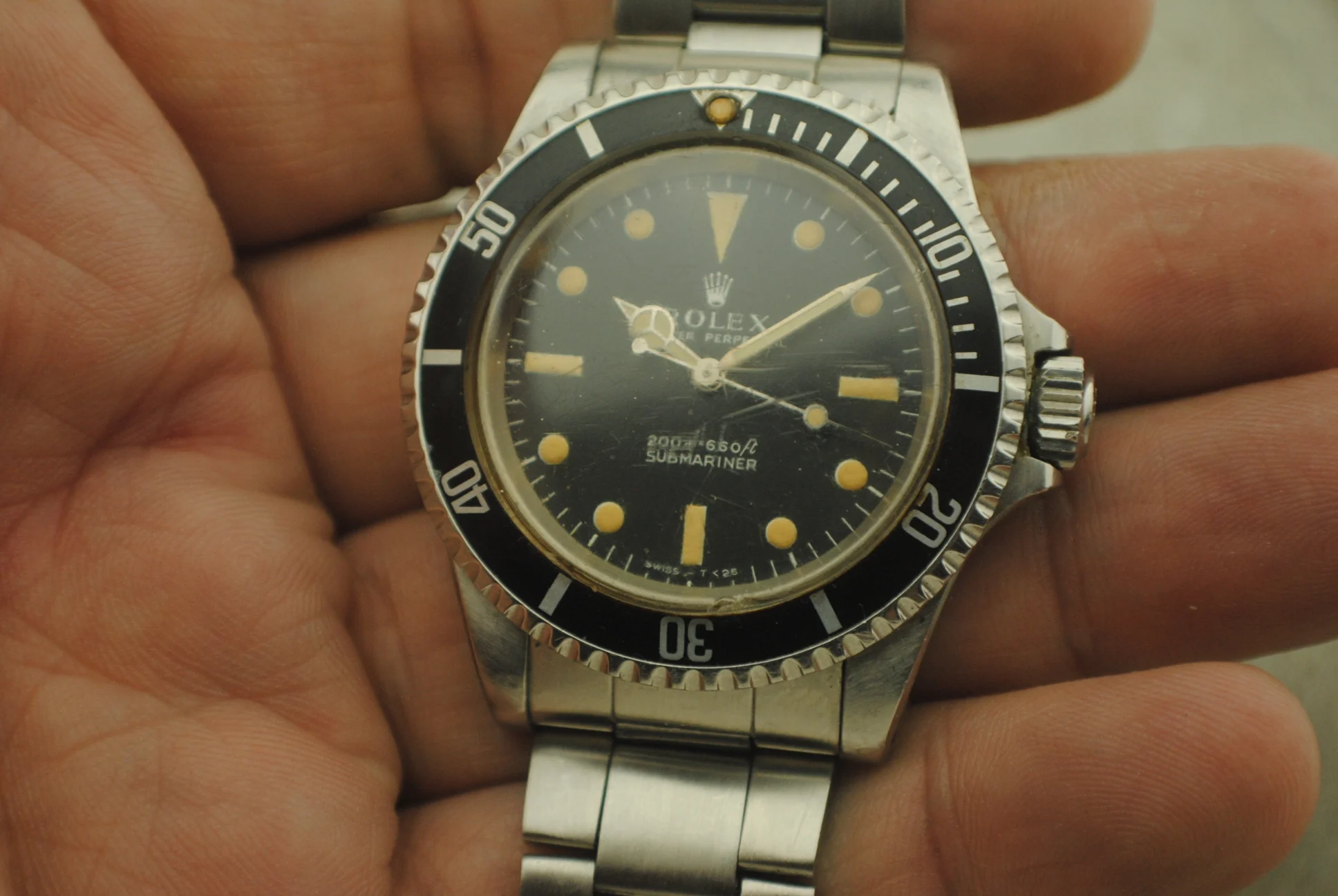 Second in-hand view of the Rolex Submariner 5513 showing the dial, case and bracelet