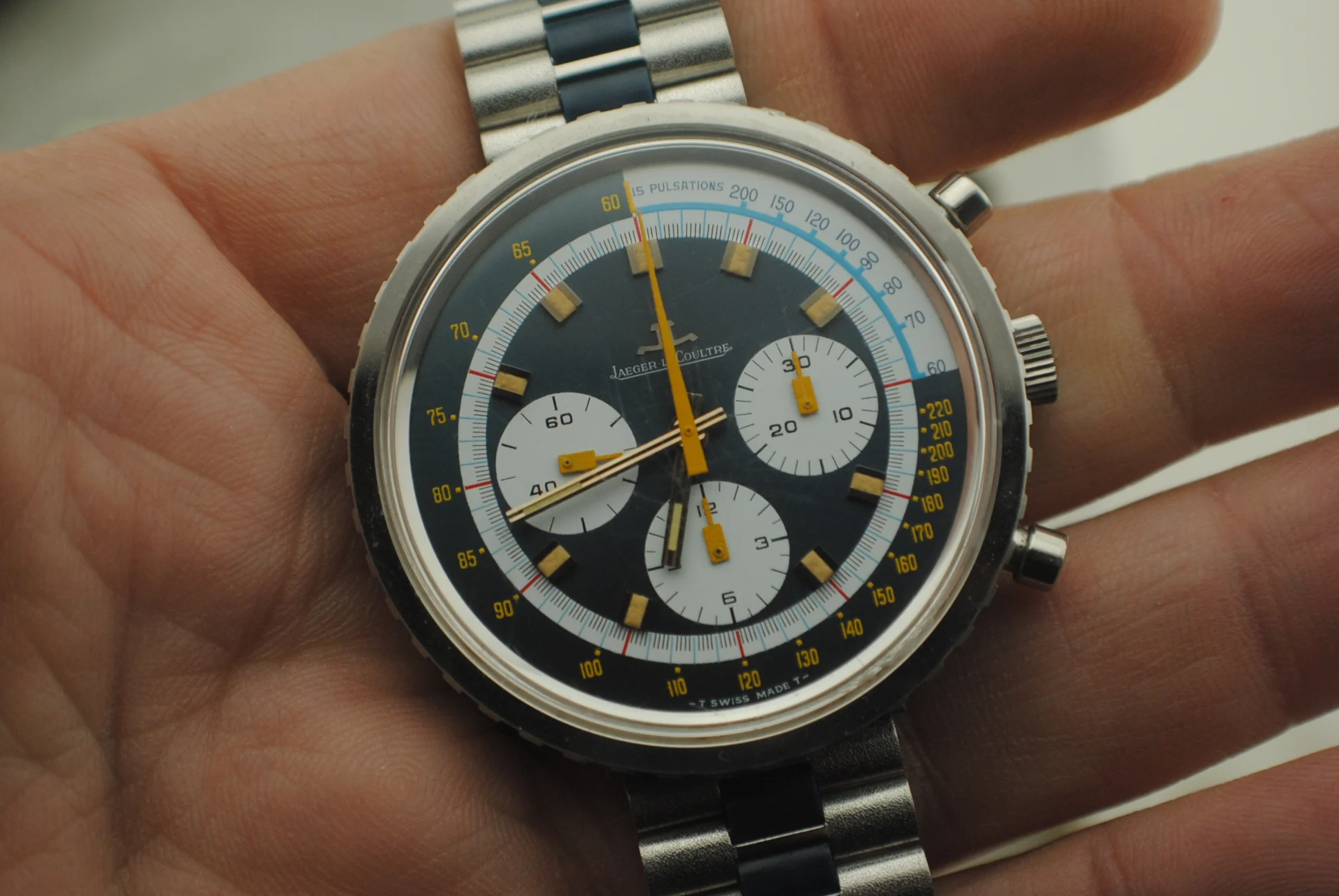 Closer crystal-on view of the Jaeger-LeCoultre Doctor Pulso dial, applied baton indexes and scale marked 15 pulsations