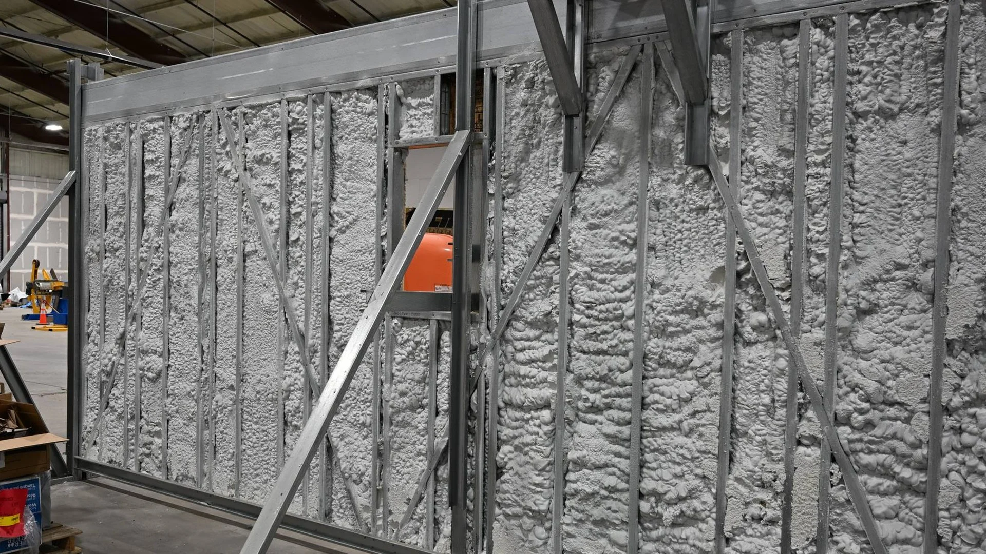 Closed-cell foam insulation in the steel wall of a Mytikas cabin