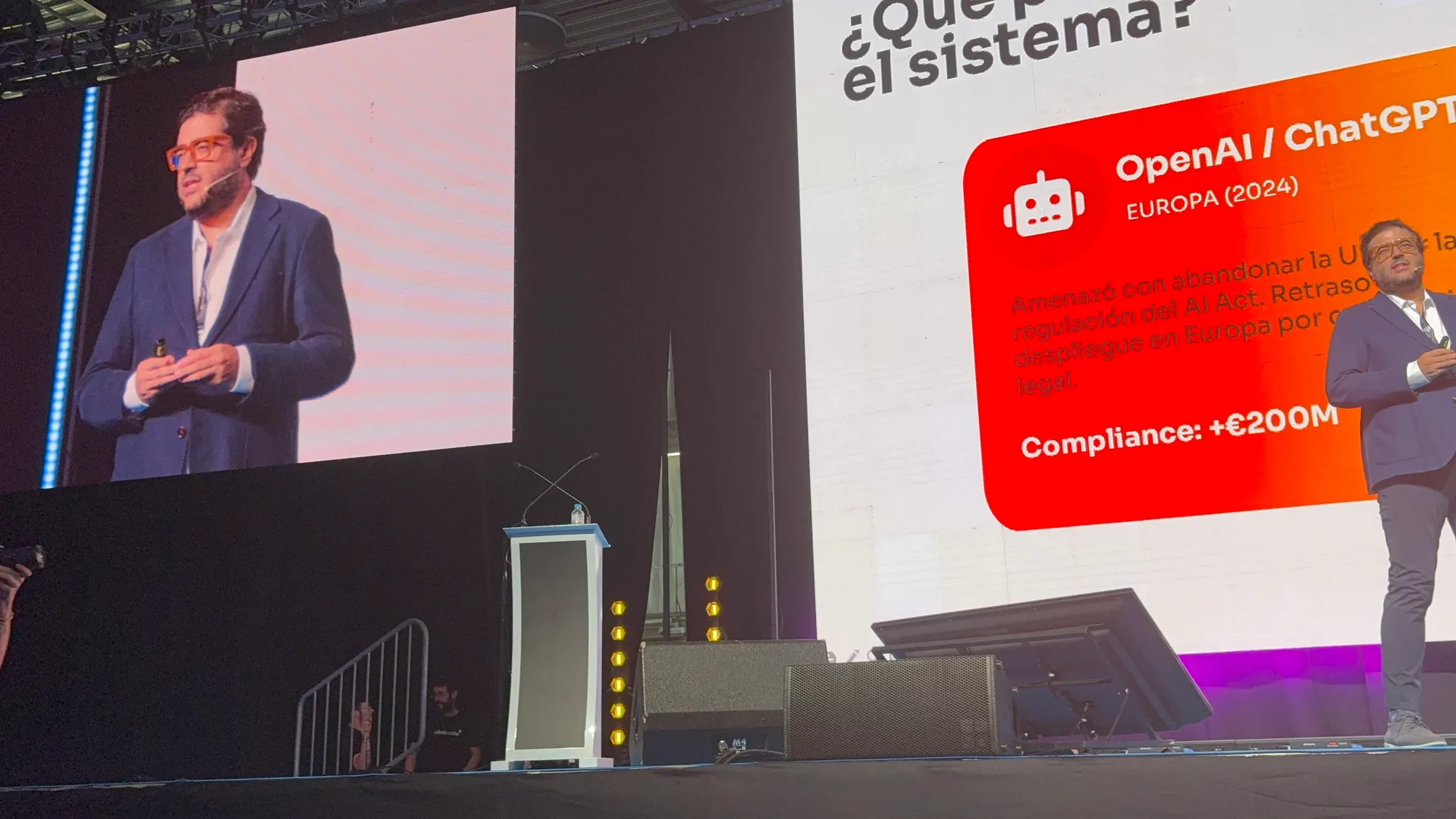 Rafael Tamames en la pantalla gigante y en el escenario del II Congreso Potencial Digital, durante su ponencia en IFEBA (Badajoz)