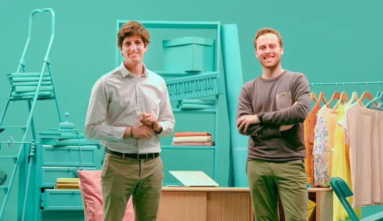 Los dos cofundadores de Boxmotions, con Àlex Corbacho a la derecha, en un set con muebles y cajas en el turquesa de la marca