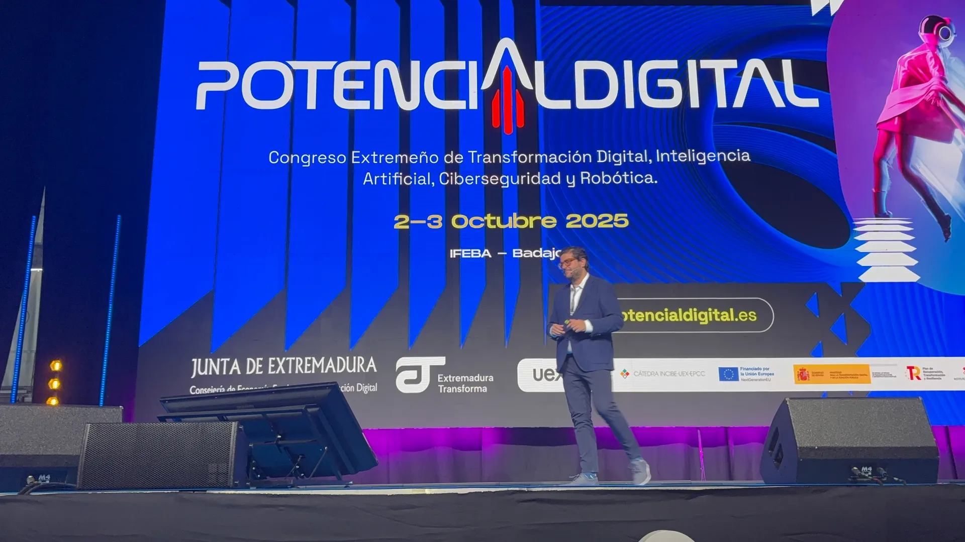 Rafael Tamames en el escenario del II Congreso Potencial Digital, celebrado en IFEBA (Badajoz) los días 2 y 3 de octubre de 2025