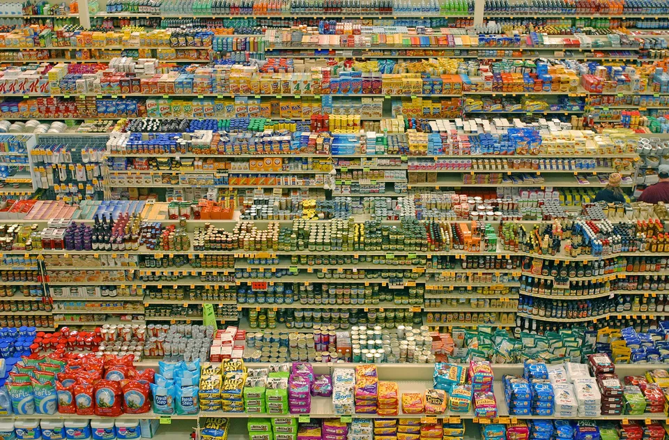 Pasillos y estanterías de productos alimenticios en un supermercado Fred Meyer