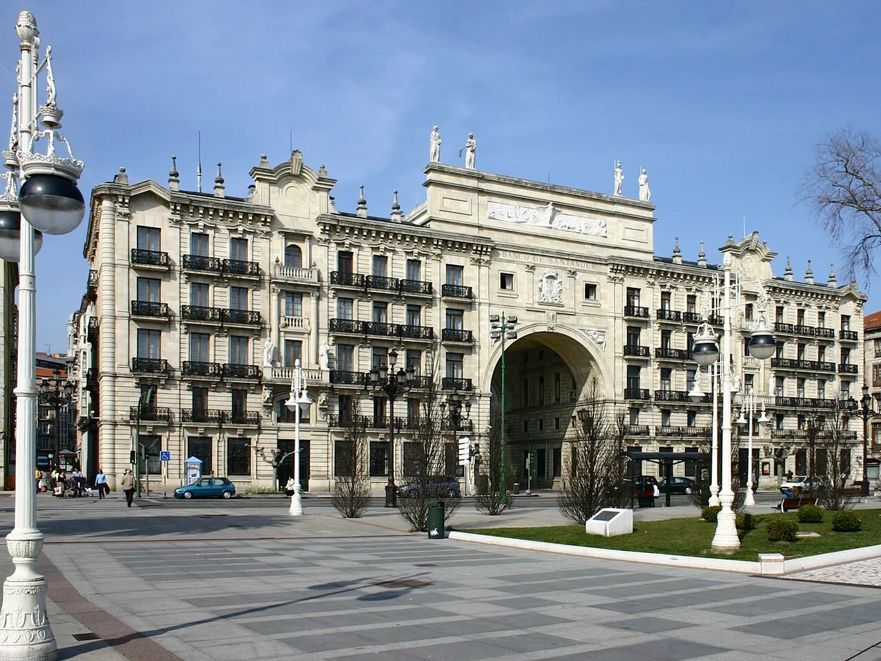 Fachada del edificio de Banco Santander en la ciudad de Santander