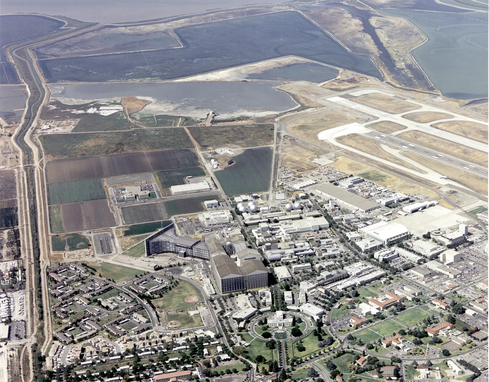 Vista aérea histórica de NASA Ames en 1987, imagen de contexto del recinto que acogió inicialmente Singularity University; no es un retrato de David Roberts