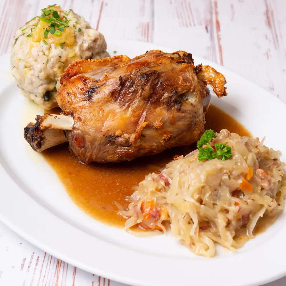 Knusprige Schweinshaxe in Schwarzbiersoße