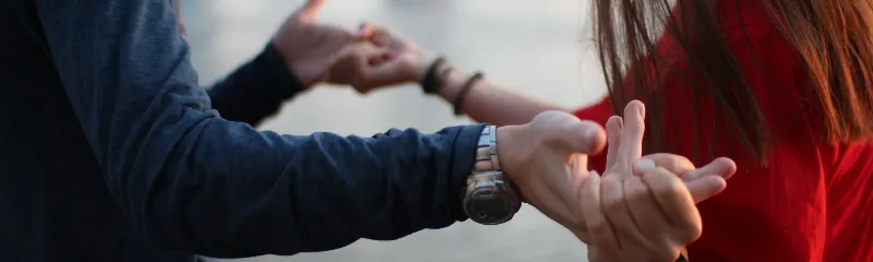 Flörtte Duygusal Bağ Kurma: 20 Etkili Soru ve Psikolojik Analizi