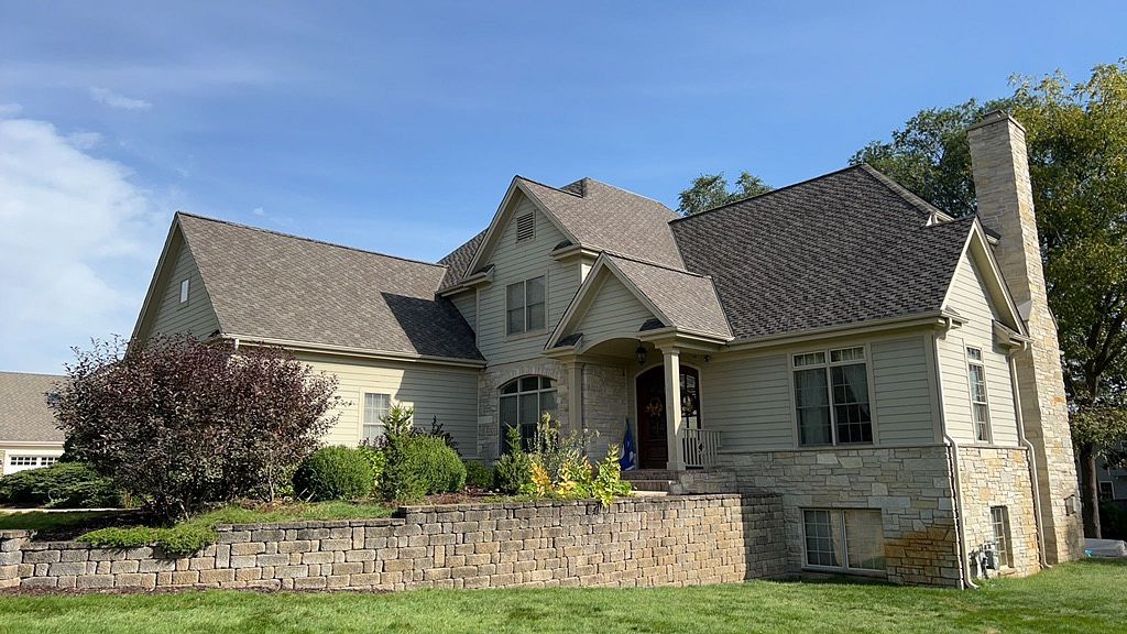 2000 Carriage Hills Drive , Delafield, WI, US