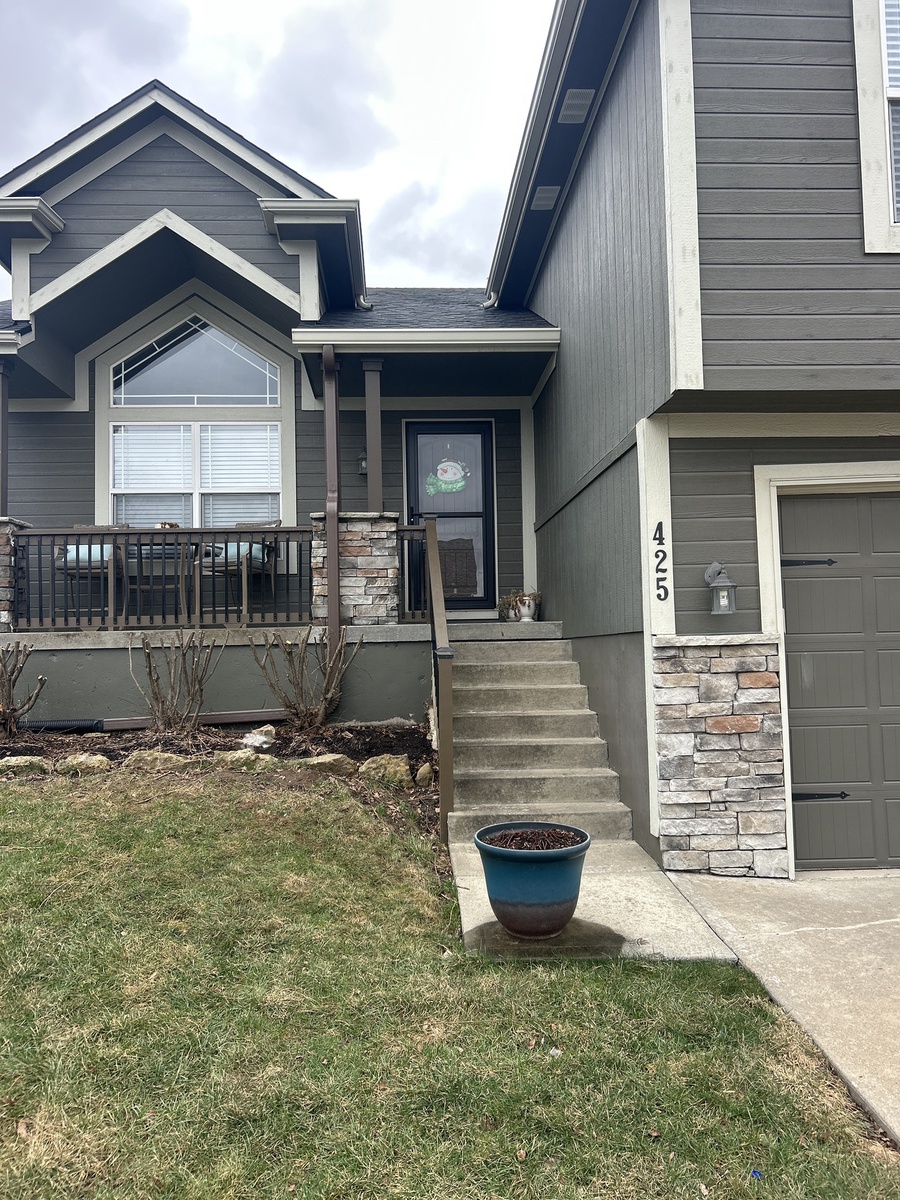 425 Pinnacle Drive , Raymore, MO, US
