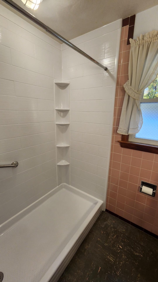 65 Clayton Road , Holyoke, MA, US