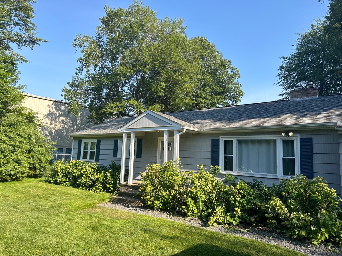 17 South Ferry Road , Narragansett, RI, US