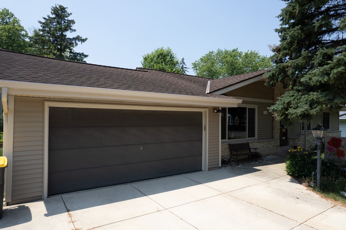 1924 Dixie Drive , Waukesha, WI, US