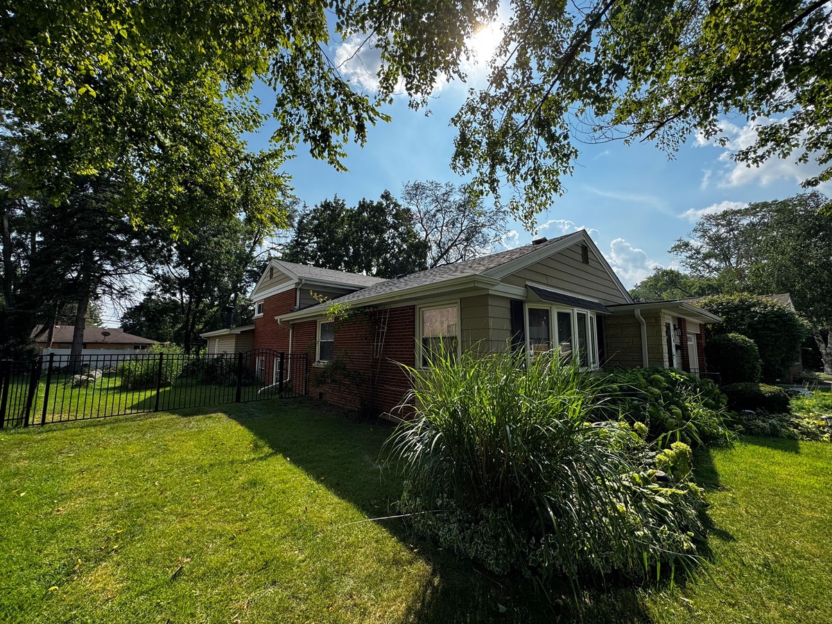 715 West Dresser Drive , Mount Prospect, IL, US