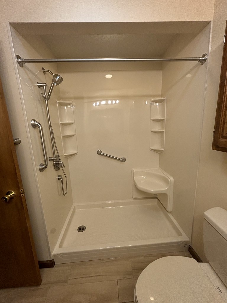264 Easthampton Road , Holyoke, MA, US
