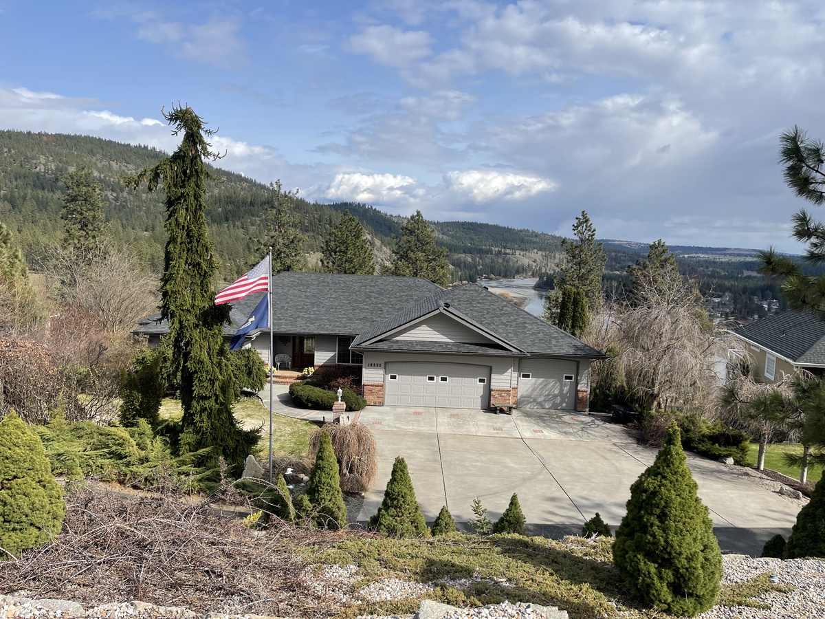 10527 Lakeside Lane , Nine Mile Falls, WA, US